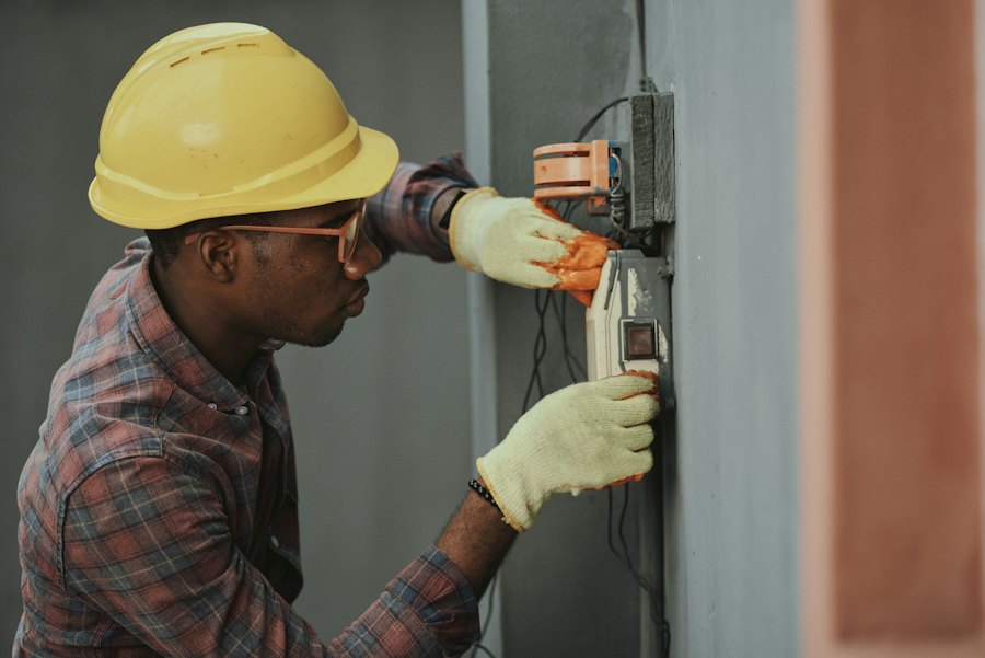 Un électricien au travail sur une installation